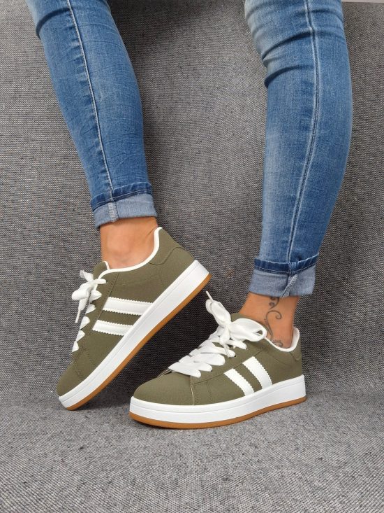 Chaussures baskets basses kaki vert olive à bandes blanches style campus