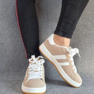 Chaussures baskets basses taupe avec bandes blanches style campus