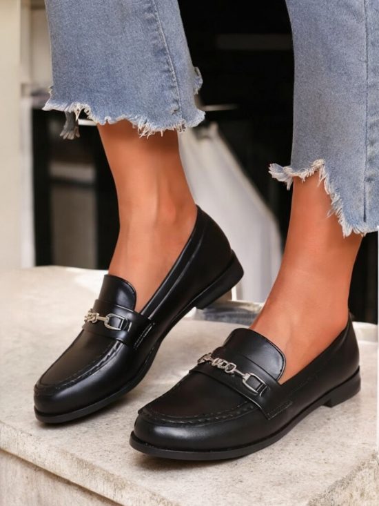 Chaussures mocassins bateau simili noirs élégants avec chaîne décorative