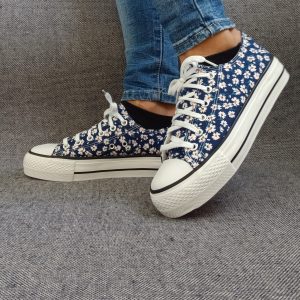 Chaussures baskets basses motifs liberty fleurs bleu marine en tissu type converse