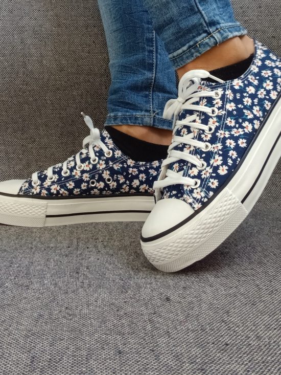 Chaussures baskets basses motifs liberty fleurs bleu marine en tissu type converse