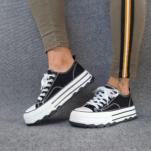 Chaussures baskets noires et blanches semelles plate-forme tout terrain style converse
