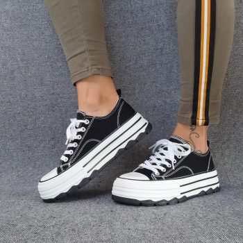 Chaussures baskets noires et blanches semelles plate-forme tout terrain style converse