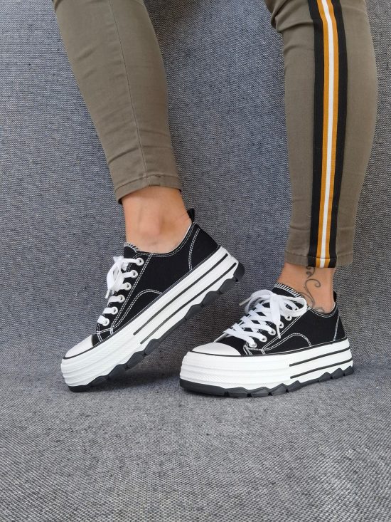 Chaussures baskets noires et blanches semelles plate-forme tout terrain style converse