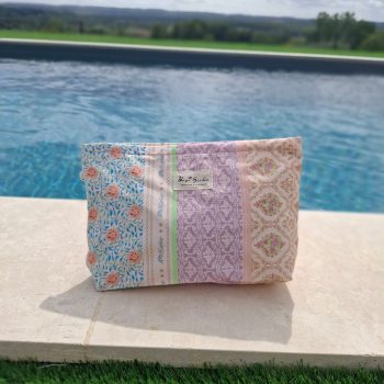 Trousse en tissu imperméabilisé motifs patchwork fleuri avec des motifs géométriques orange rose bleu