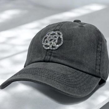 Casquette en coton jean gris avec logo en strass