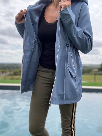 New Lolo - Manteau mi long deperlant léger bleu clair capuche intérieur marin rayé bleu clair blanc - Curvy – Image 5