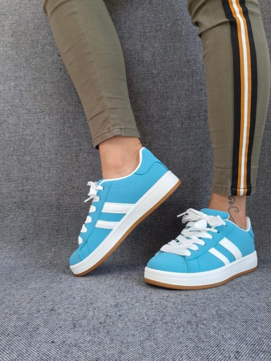 Chaussures baskets basses bleu turquoise avec bandes blanches style campus