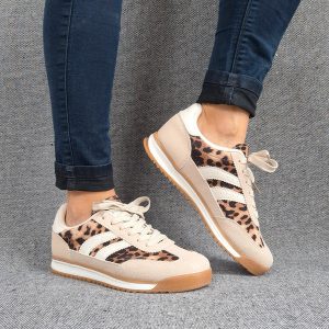 Chaussures baskets basses taupe léopard avec bandes blanches style sneakers