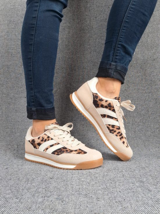 Chaussures baskets basses taupe léopard avec bandes blanches style sneakers