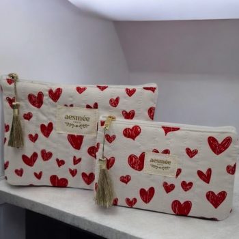 Trousse et pochette en coton à motifs cœurs rouges