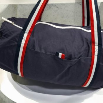 Sac polochon en tissu coton léger bleu marine détails rayés tricolores