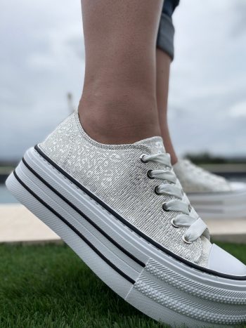 Chaussures baskets basses semelle compensée tissu motif léopard argenté style converse – Image 2
