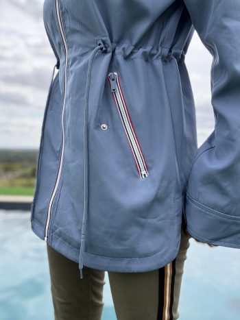 New Lolo - Manteau mi long deperlant léger bleu clair capuche intérieur marin rayé bleu clair blanc - Curvy – Image 4