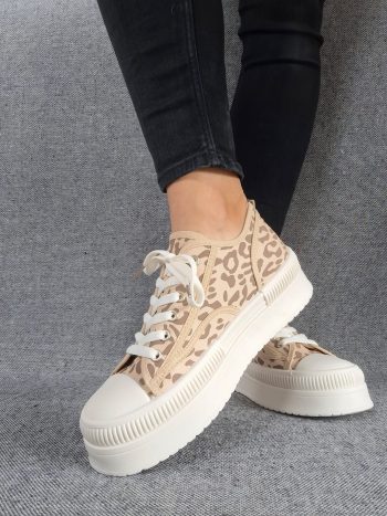 Chaussures baskets à motif léopard marron camel et blanc semelle compensée style converse – Image 4