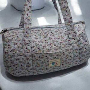 Sac polochon en coton matelassé motifs à fleurs bleu ciel