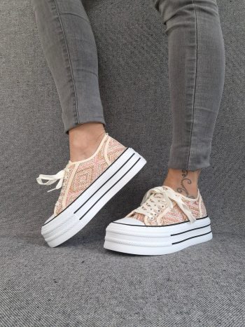 Chaussures baskets effet paille beige rose semelle compensée style converse – Image 16