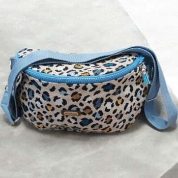 Sac banane en tissu motifs léopard bleu fond écru fait main