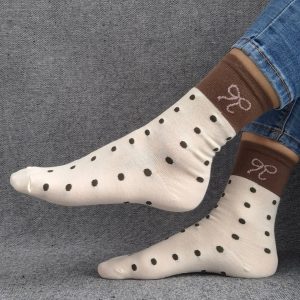 Paire de chaussettes beige en coton à pois noir avec bordure marron et motif nœud blanc
