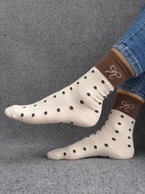 Paire de chaussettes beige en coton à pois noir avec bordure marron et motif nœud blanc