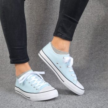 Chaussures baskets basses bleu ciel et blanc type converse