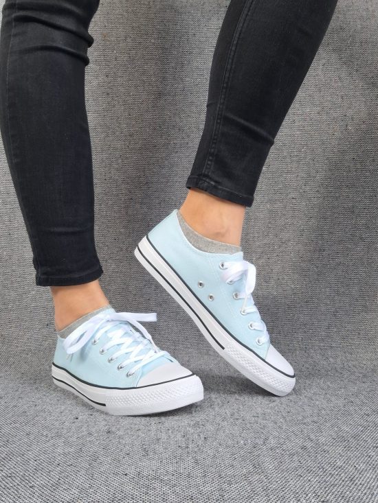 Chaussures baskets basses bleu ciel et blanc type converse