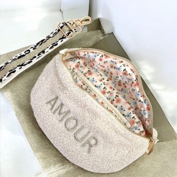 Sac banane en tissu moumoute écru au design bouclé avec le mot "AMOUR" sangle fantaisie léopard