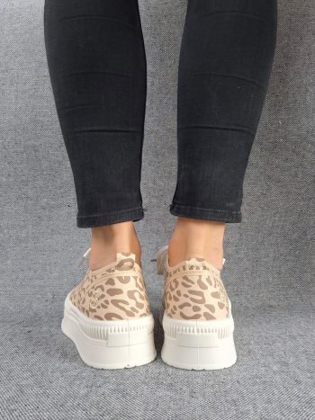 Chaussures baskets à motif léopard marron camel et blanc semelle compensée style converse – Image 7