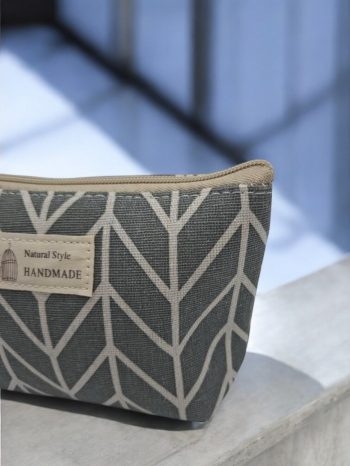 Trousse en coton motif géométrique blanc sur fond gris – Image 3