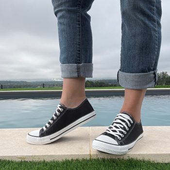 Chaussures baskets basses noires pailletées et blanc style converse