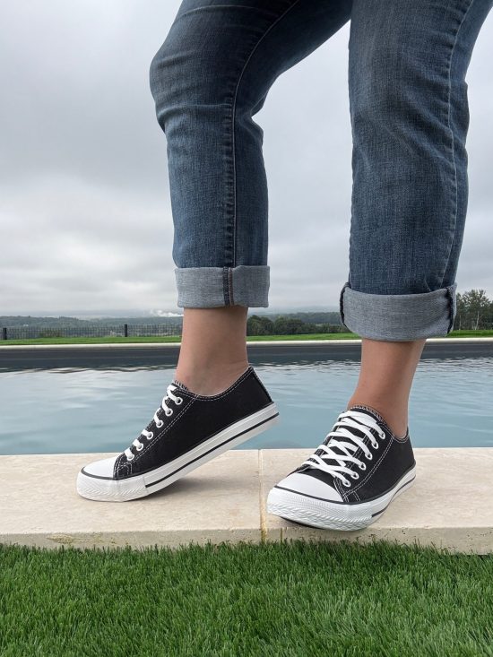 Chaussures baskets basses noires pailletées et blanc style converse