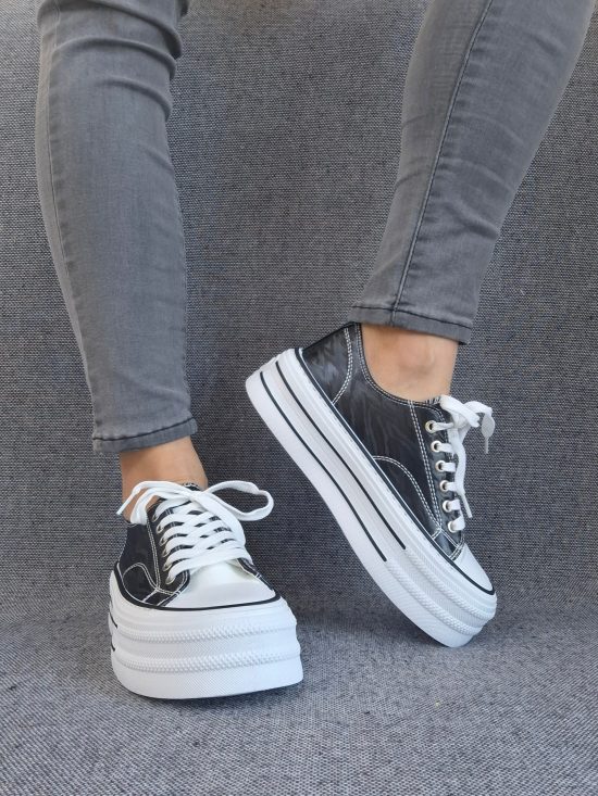 Chaussures baskets basses semelle compensée tissu rigide motif zébrés noir et blanc style converse plateforme