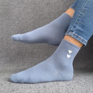 Paire de chaussettes bleues en coton à motif cœurs blancs