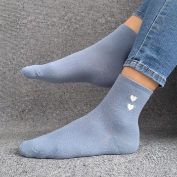 Paire de chaussettes bleues en coton à motif cœurs blancs