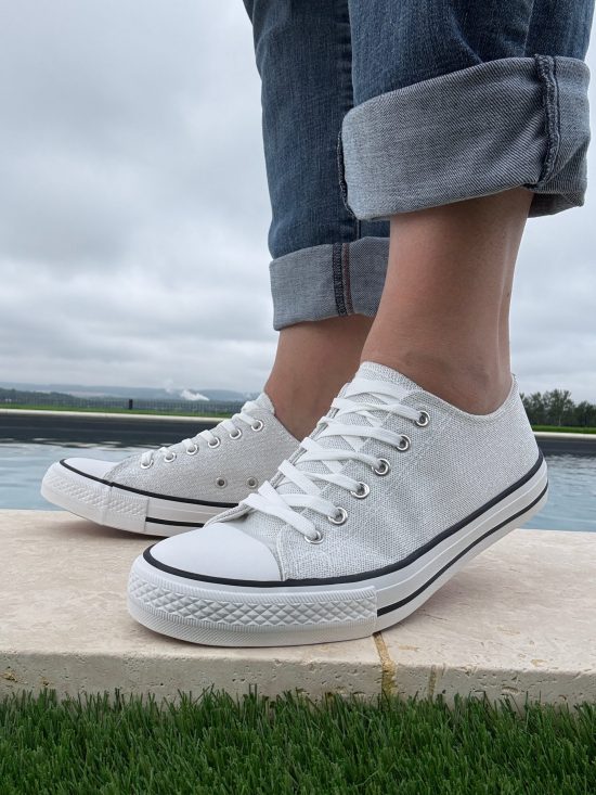 Chaussures baskets basses gris pailleté et blanc style converse