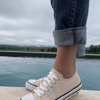 Chaussures baskets basses doré pailletées et blanc style converse