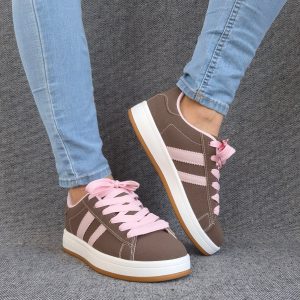 Chaussures baskets basses marrons avec bandes rose style campus