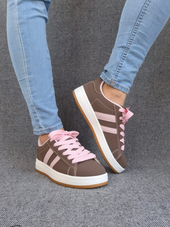 Chaussures baskets basses marrons avec bandes rose style campus