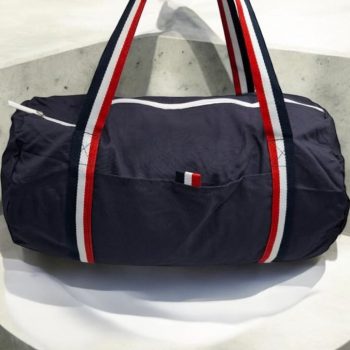 Sac polochon en tissu coton léger bleu marine détails rayés tricolores