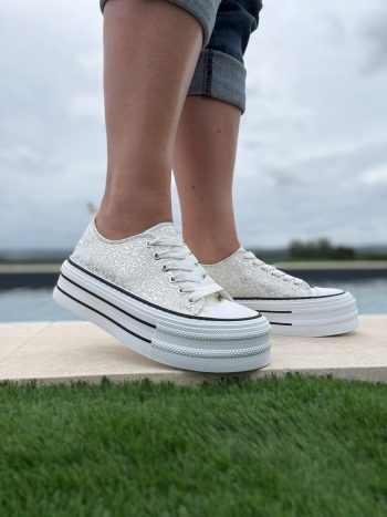 Chaussures baskets basses semelle compensée tissu motif léopard argenté style converse – Image 4
