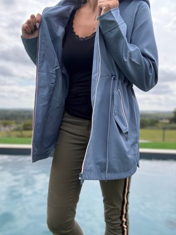 New Lolo - Manteau mi long deperlant léger bleu clair capuche intérieur marin rayé bleu clair blanc - Curvy – Image 2