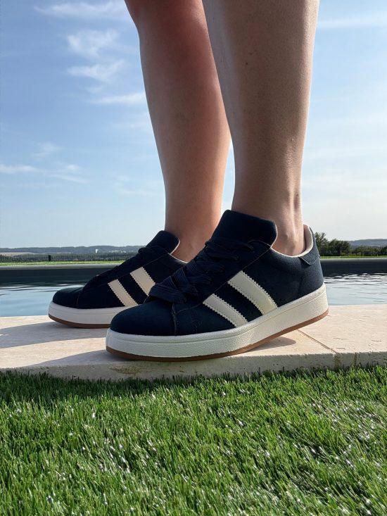Chaussures baskets basses bleu marine blanc style campus