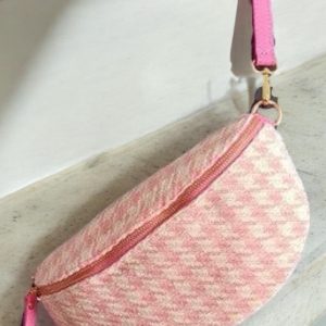 Sac banane tissu et bandouliere en cuir motifs pieds de poule rose pâle