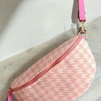 Sac banane tissu et bandouliere en cuir motifs pieds de poule rose pâle