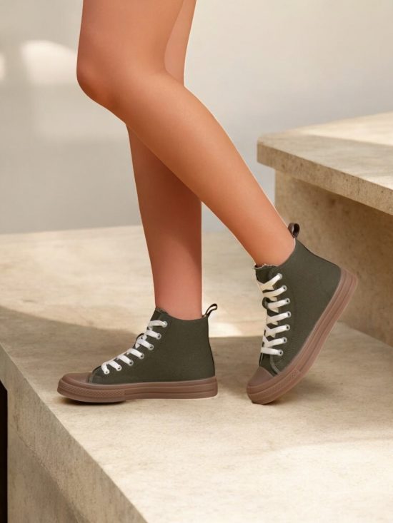 Chaussures baskets hautes en tissu kaki et marron style converse