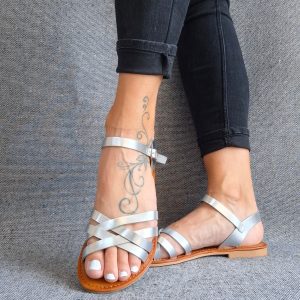 Chaussures sandales plates à brides entrecroisées argent