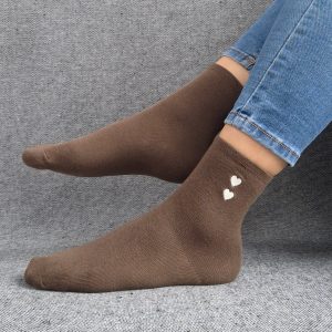Paire de chaussettes marrons en coton à motif cœurs blancs