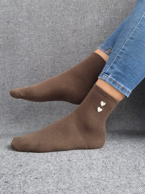 Paire de chaussettes marrons en coton à motif cœurs blancs