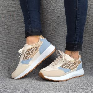 Chaussures baskets bleu clair et blanc avec un motif léopard style sneakers