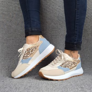 Chaussures baskets bleu clair et blanc avec un motif léopard style sneakers